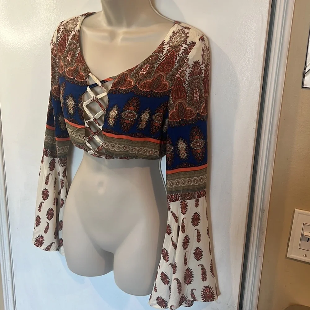 ONE WAY Boho Bell Sleeve Crop Top Criss Cross Front Design Detail - Picture 4 of 10